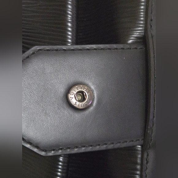 $2000 Authentic LOUIS VUITTON Epi Sac D'Epaule in Black. - Picture 17 of 17